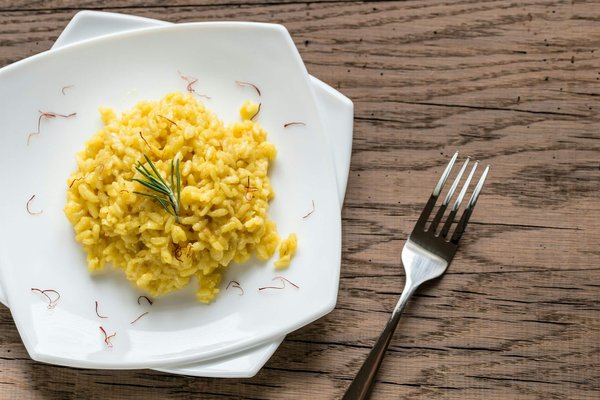 Wie bereitet man ein cremiges Safran-Risotto zu?