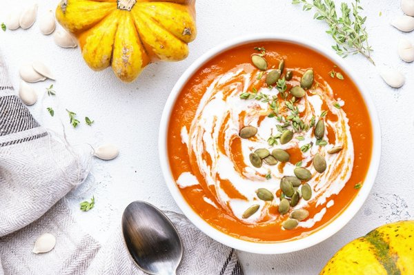 Wie bereitet man eine köstliche, cremige Kürbissuppe zu?